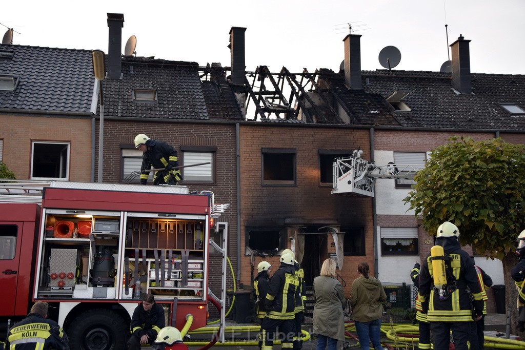 Feuer 2 Vollbrand Reihenhaus Roggendorf Berrischstr P165.JPG - Miklos Laubert